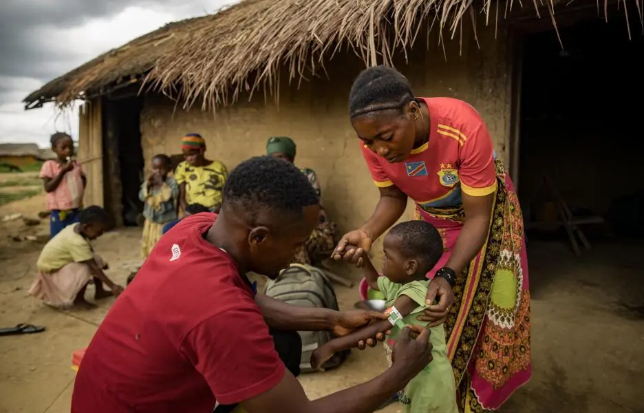 Cada día, Muzaliwa Mutcha, trabajador sanitario comunitario de la aldea de Kimbala, visita por la mañana y por la noche los hogares donde sabe que hay personas enfermas. República Democrática del Congo. 