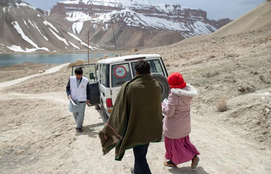 Atención médica materna y pediátrica en la provincia de Bamiyán, Afgannistán.Naqiba, de 19 años, abandona el centro de salud comunitario de Band-e-Amir, apoyado por MSF, tras recibir una consulta posnatal.