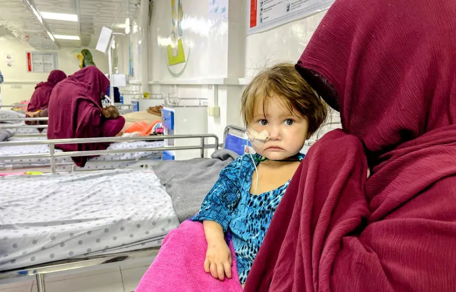 Subhania con su madre en el centro de alimentación terapéutica para pacientes hospitalizados de MSF en Kandahar, Afganistán. 