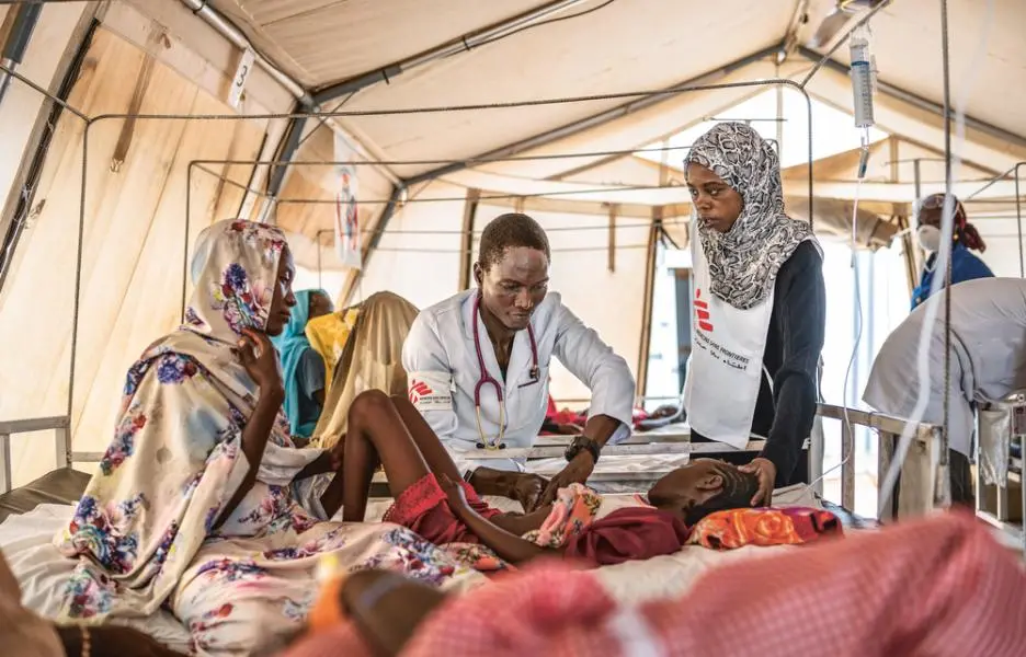 El doctor Biaksoubo Keblouabé examina a Nasrin, de 11 años. Le diagnosticaron malaria y acudió a la clínica con su madre Awadia. Chad 2023.