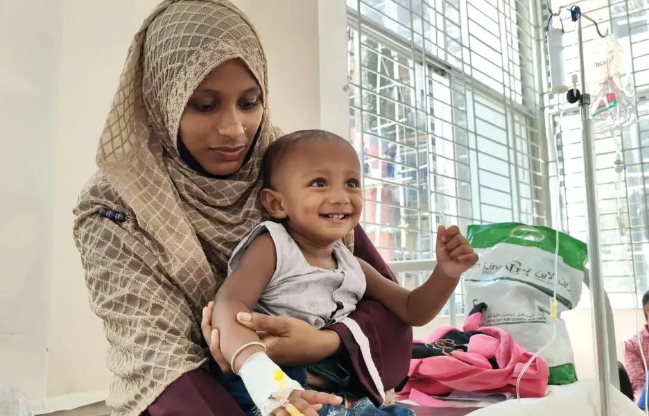 Salman, de 14 meses, sufría diarrea acuosa aguda tras las inundaciones del distrito de Noakhali, Bangladesh.