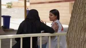 Una promotora de la salud de MSF hablando con una de las visitantes del hospital Sinuni. © Bawar Mohammed Rasul/MSF