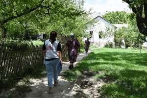 Habitantes del pueblo Orto-Boz y personal de MSF caminando hacia una plática sobre los desafíos de las personas por el conflicto. © Guliza Urustambek kyzy