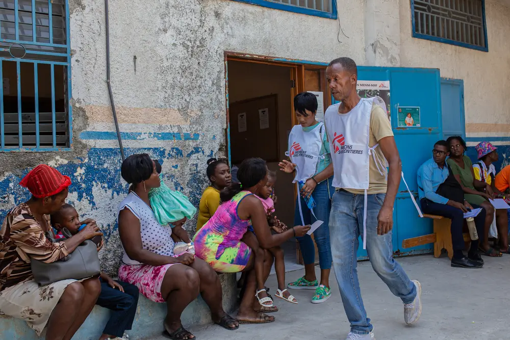 En las afueras de nuestro recinto en Bel Air, Haití, nuestro equipo brinda información a la población haitiana afectada por la violencia.