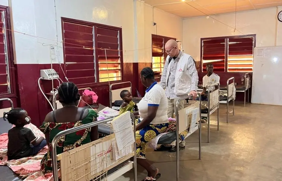 El Dr. Coulibaly hace un chequeo médico a los pacientes, en la sala de pediatría del hospital de Bossangoa en República Centroafricana.