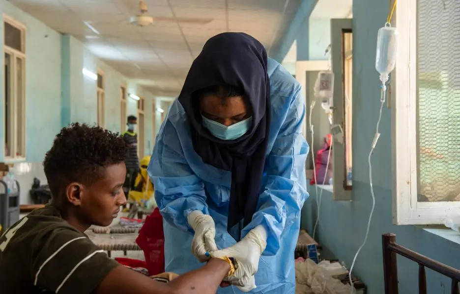 Personal de MSF brinda atención a paciente en el centro de tratamiento del cólera de MSF, situado en Kassala, Sudán.