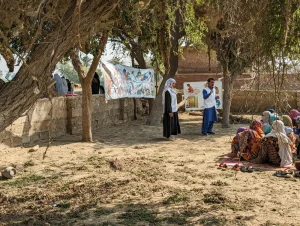El equipo de promoción de la salud de MSF realizando una sesión informativa para mujeres en el pueblo rural de Dadu. © Flavia Pergola/MSF