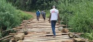 Un integrante de MSF en la frontera entre Jimi y Waghi Norte, distritos de la provincia de Jiwaka en Papúa Nueva Guinea. © Simon Rolin / MSF