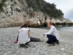 El equipo de MSF dando primeros auxilios médicos y psicológicos a un hombre recién llegado a la isla de Samos. © Myrto Mouzaki/MSF
