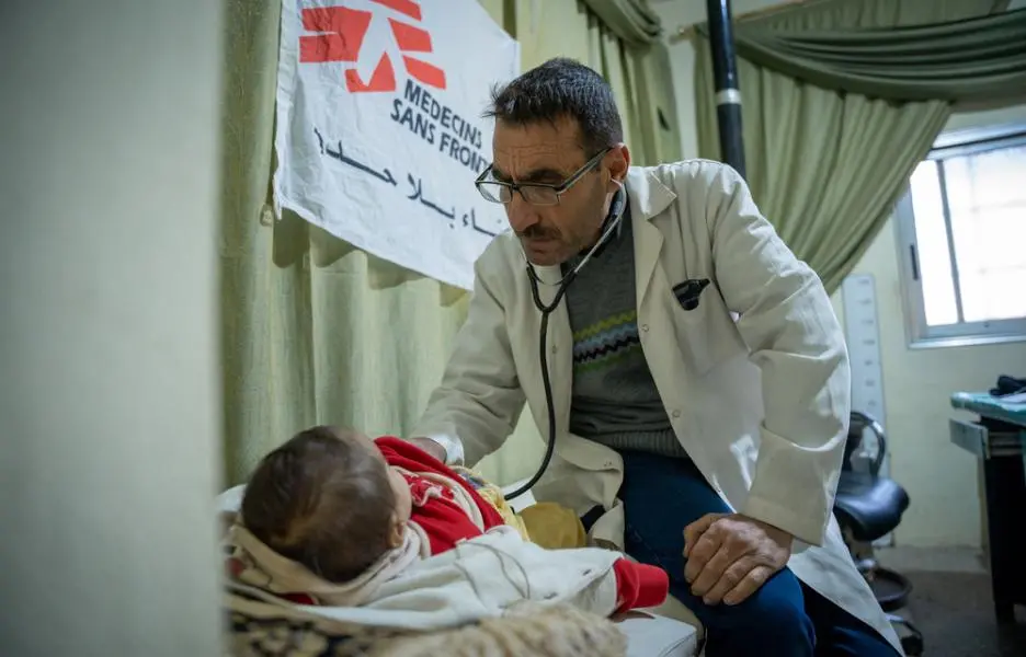 Pediatra de MSF durante una consulta médica a un pequeño paciente. gobernación de Idlib, Noroeste de Siria.