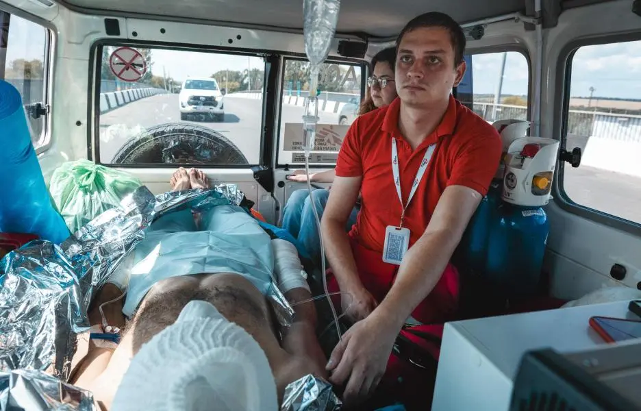Un hombre de 45 años, con quemaduras en el 90% del cuerpo y en las vías respiratorias superiores, es preparado y evacuado del hospital de Druzhkivka, ciudad de primera línea en la región de Donetsk, Ucrania. Una ambulancia de MSF traslada a un paciente a Dnipró.