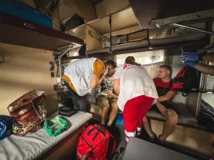 MSF brinda consultas médicas a los evacuados en el andén de la estación de Pokrovsk y está de guardia en las paradas de tren.