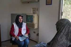 Una psicóloga, fisioterapeuta y trabajadora social de MSF con un paciente en una clínica de MSF para el tratamiento de víctimas de violencia en Maadi, Egipto.