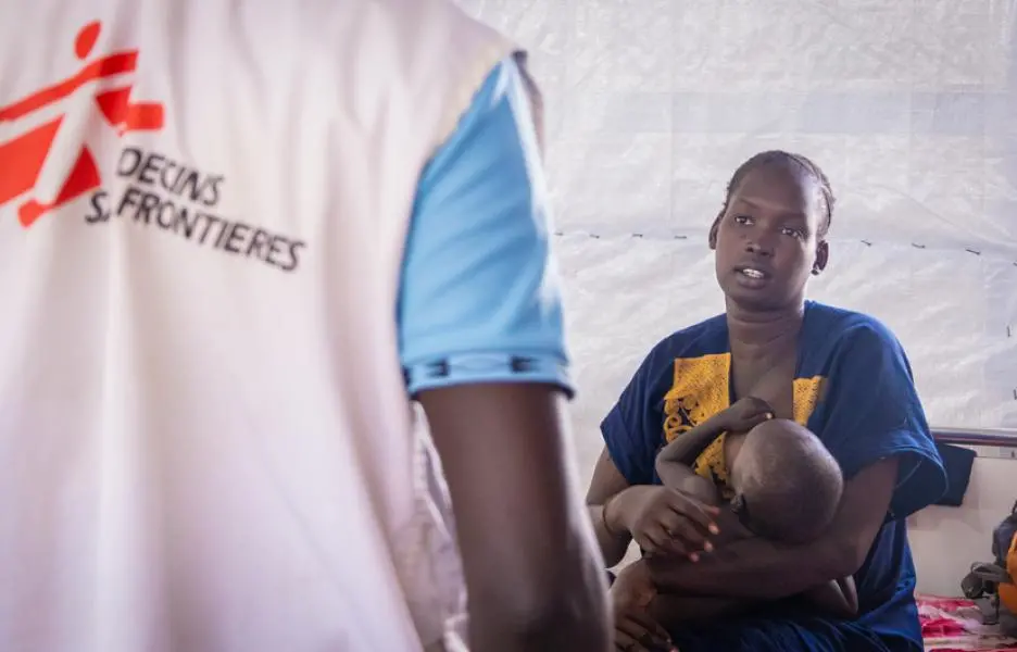 vAbuk Gum habla con un médico durante una revisión rutinaria en el pabellón de Malaria Village.