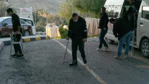 Un paciente en la entrada del hospital de Médicos Sin Fronteras en Amán, Jordania. © MSF