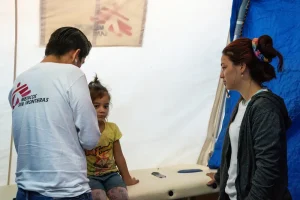 En la clínica móvil de Médicos Sin Fronteras (MSF) en el municipio de Arriaga, Chiapas, una mujer y su hija reciben atención integral que no solo abarca sus necesidades físicas, sino también su salud mental en México.