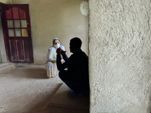 Munira Gulomova de Médicos Sin Fronteras, durante una consulta de salud mental con Akmal Uganov, de 25 años, en su casa en Tursunzoda, Tayikistán. © Natalia Chekotun/MSF