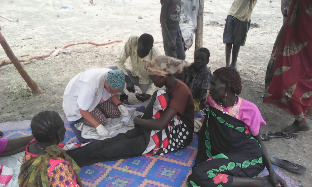 An MSF medic provides care to an IDP