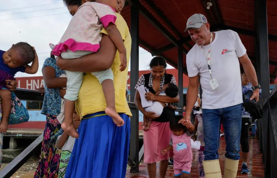 Personal de MSF asiste a un grupo de mujeres warao que llegó con sus hijos al ambulatorio de la comunidad indígena de San Francisco de Guayo, al noreste de Venezuela.