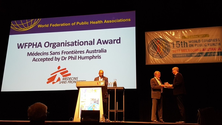 Reconocimiento a MSF Australia aceptado por el Dr. Phil Humphris