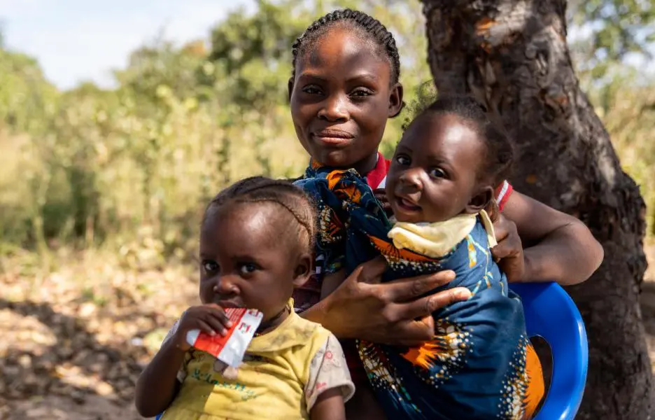 Domingas Luciana y sus dos hijas, Florença Lucinda (izquierda) y Felipa Massangua (derecha), visitan a menudo la clínica móvil de MSF en la comunidad de Camassissa, en la provincia de Huila, Angola