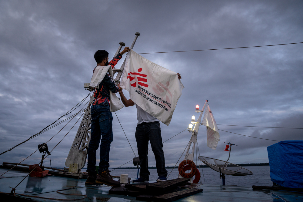 Izamiento de la bander de MSF por miembros