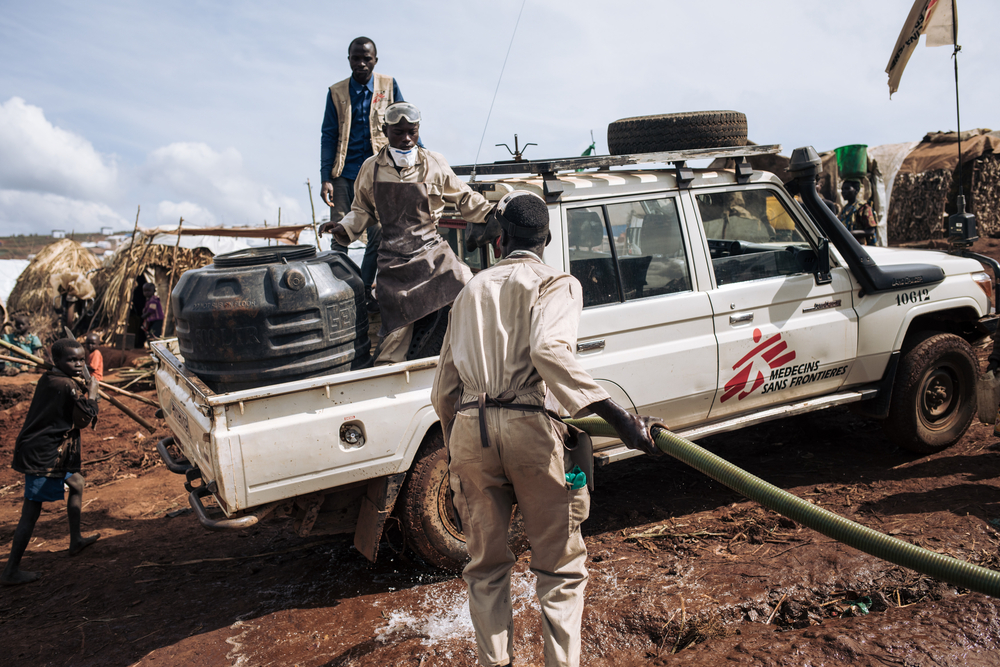 Un equipo de MSF lleva a cabo actividades de agua, saneamiento e higiene en el campo de desplazados de Rho. República Democrática del Congo