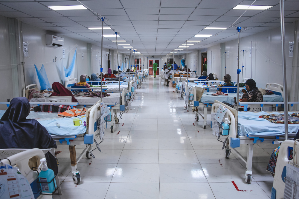 La sala de hospitalización con diversas camas y pacientes.
