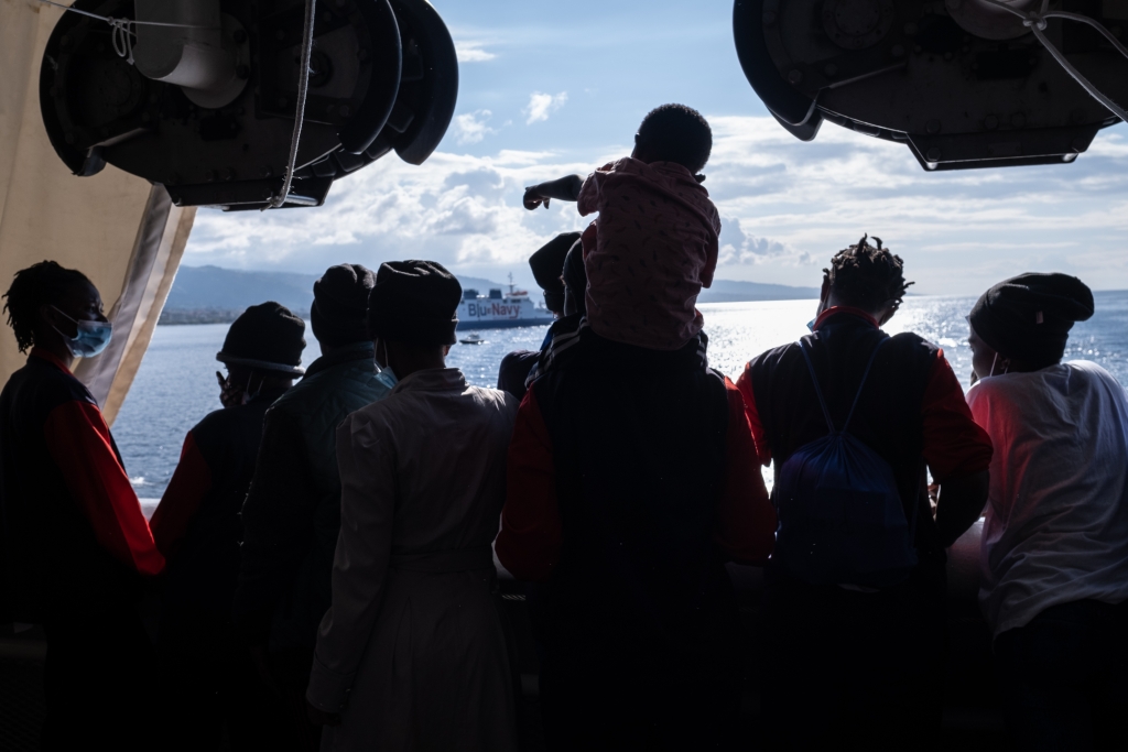Un grupo de personas migrantes en la cubierta del Geo Barents.