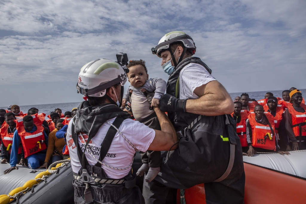 El equipo de MSF rescatando a un bebé en el Mediterráneo