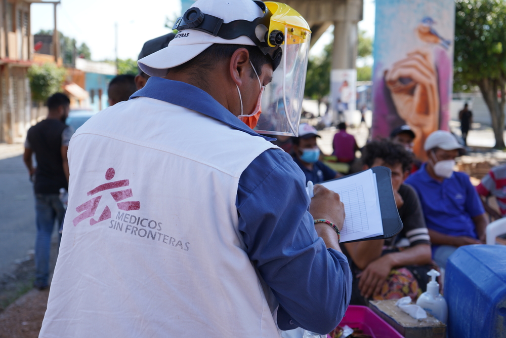 Un integrante de MSF brindando atención a un grupo de personas migrantes en Coatzacoalcos, México.