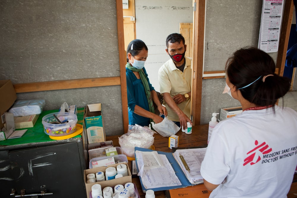 Una pareja con VIH llegando a recoger sus medicamentos en la clínica de MSF en la India