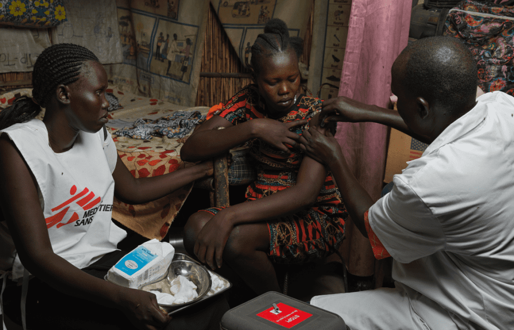 Una mujer siendo vacunada contra la hepatitis E por el equipo de MSF en Bentiu.
