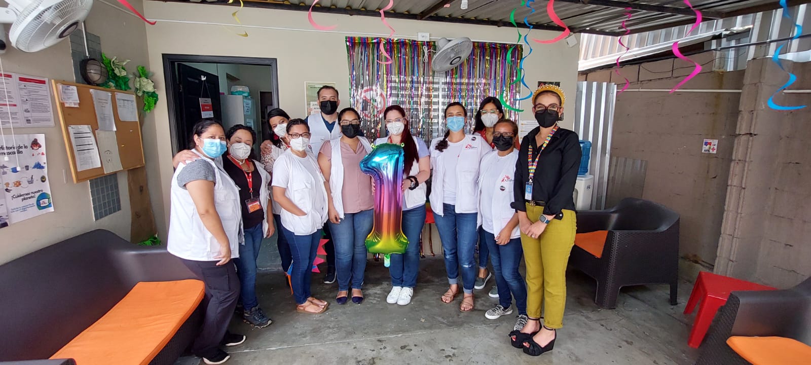 Una foto del equipo de MSF en la entrada de la clínica en San Pedro Sula