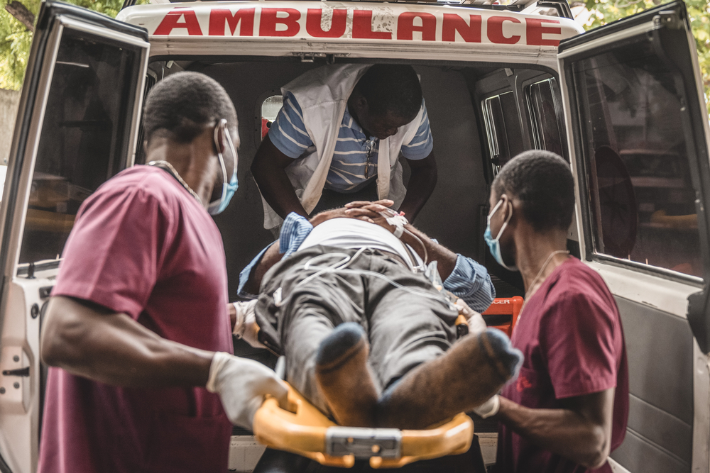 Un paciente siendo subido a una ambulancia de MSF en Turgeau, Haití