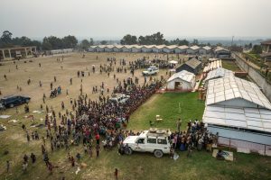 Una vista aérea del estadio donde se refugian las personas en Kivu Norte