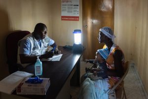 Un médico de MSF hablando con una paciente en Haití.