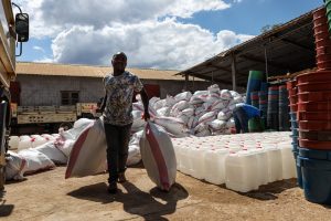 Una persona cargando kits de ayuda de MSF en Mozambique, 2022