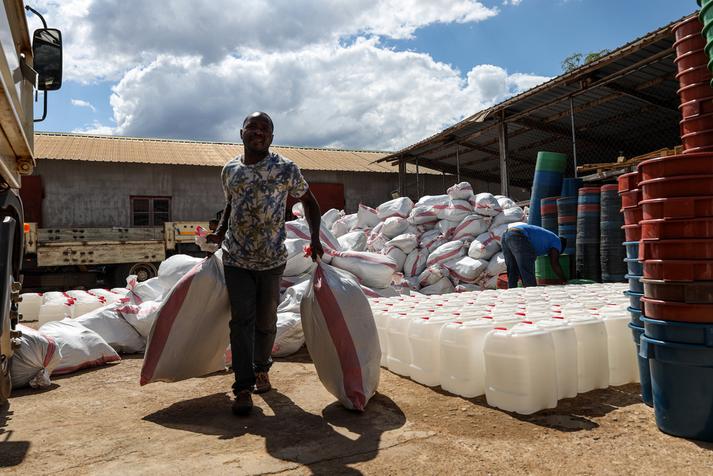 Una persona cargando kits de ayuda de MSF en Mozambique, 2022