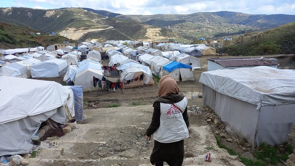 Una integrante de MSF en un campo para personas desplazadas en el noroeste de Siria