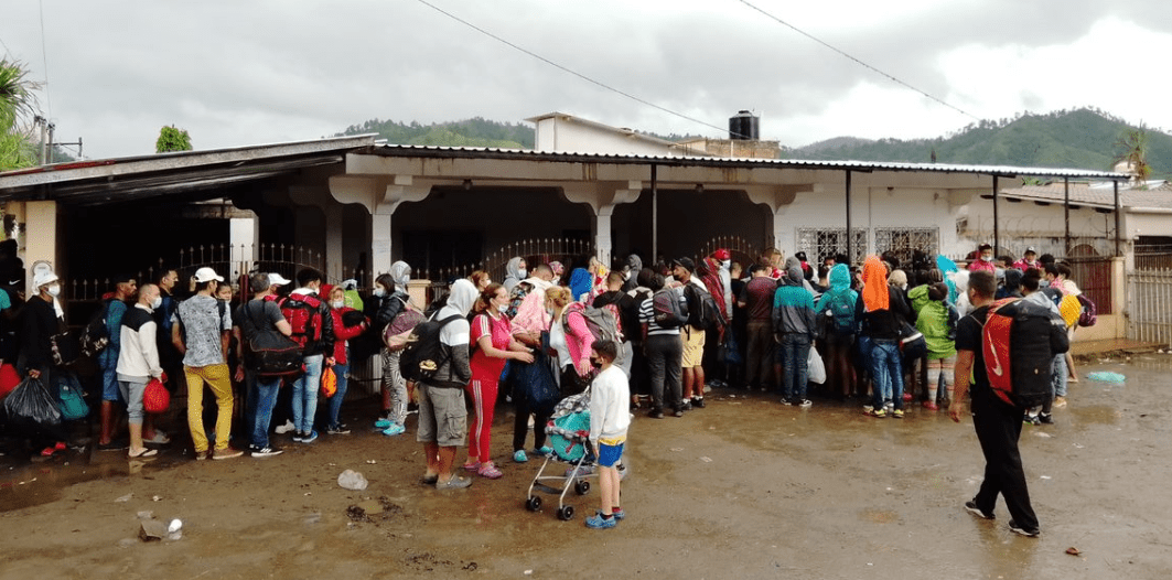 Un equipo de MSF construyen en cuestión de minutos una clínica móvil en las afueras del INM.