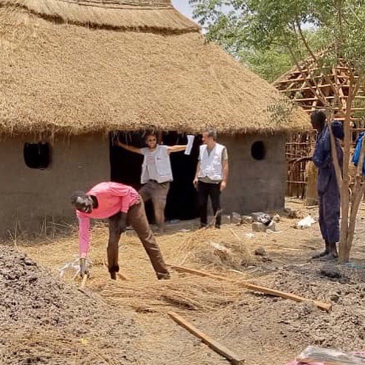 Equipo de MSF en la construcción de una maternidad en Sudán del Sur.