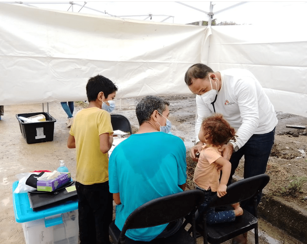 Algunas personas se empiezan a acercar para recibir algunos de los servicios que ofrece MSF. 