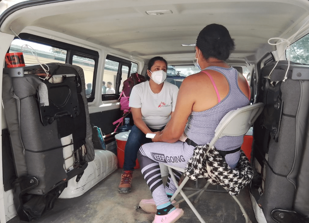 La parte trasera de uno de los buses es adaptada como consultorio de salud mental.