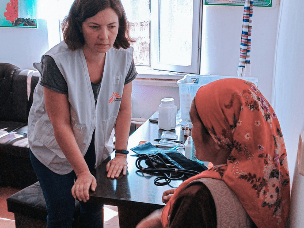 Una doctora de MSF durante una consulta en Ravat, Kirguistán