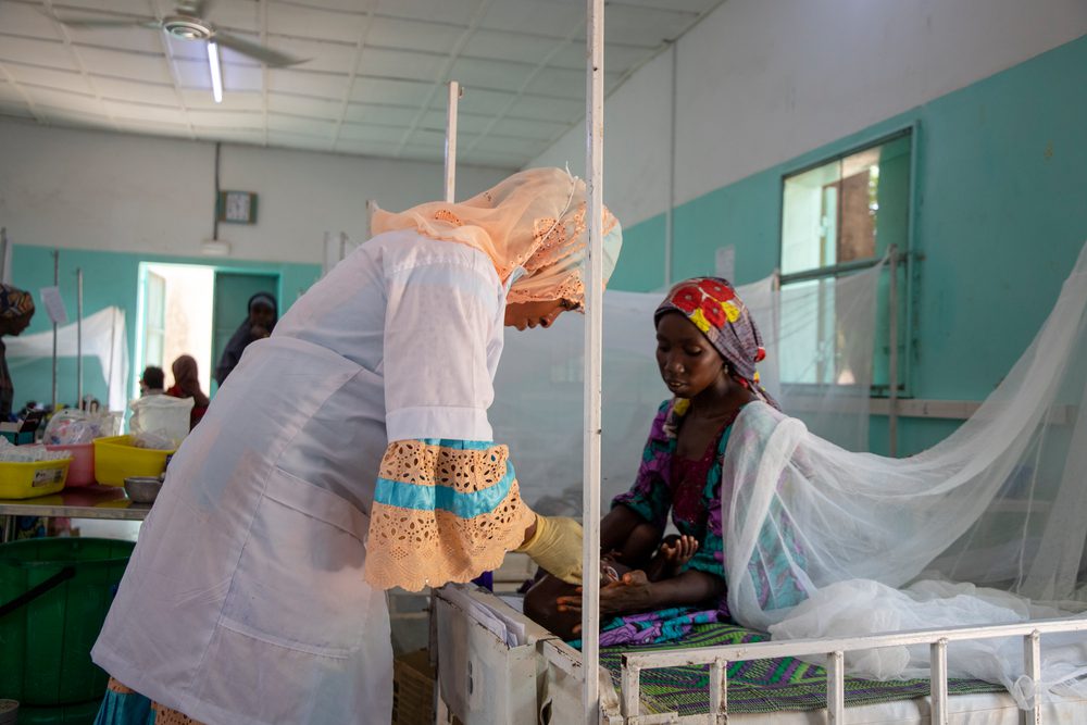 Una enfermera de MSF atiende a un niño con malaria, ante la mirada de su madre, en la unidad pediátrica del hospital Magaria de MSF en Magaria, Níger.