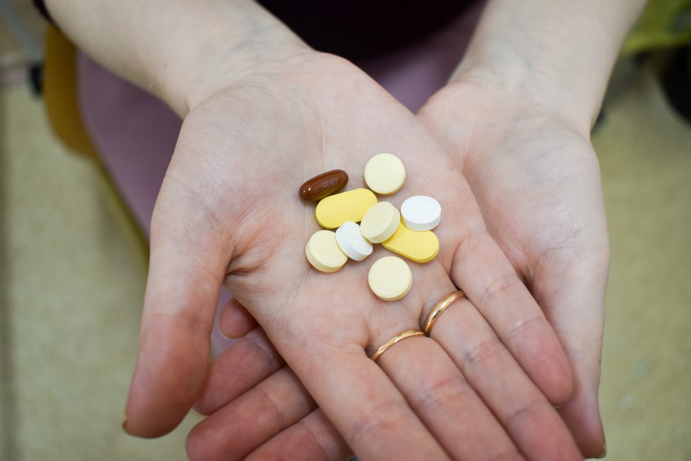 Una paciente con tuberculosis multirresistente, muestra la cantidad de medicamentos que necesita cada día para combatir la tuberculosis. 