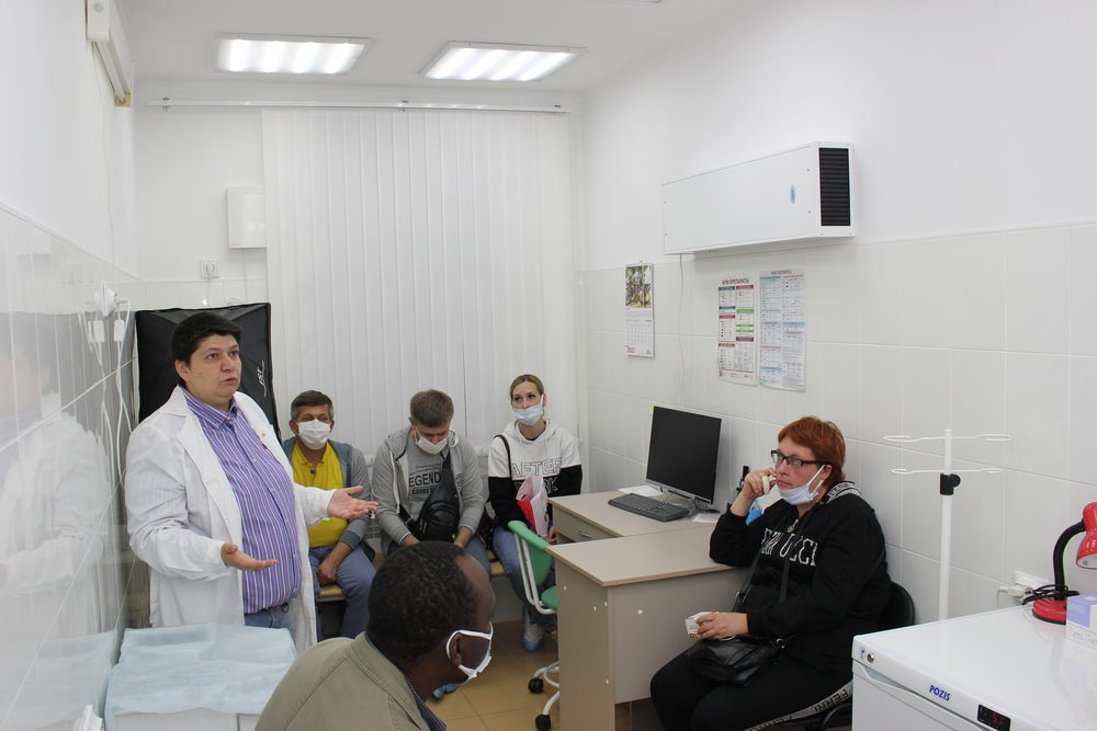 La Dra. Nadezhda, jefa del programa médico de Acción Humanitaria, respondiendo a las preguntas de pacientes e impartiendo educación sanitaria en la unidad médica de Acción Humanitaria en San Petersburgo. 