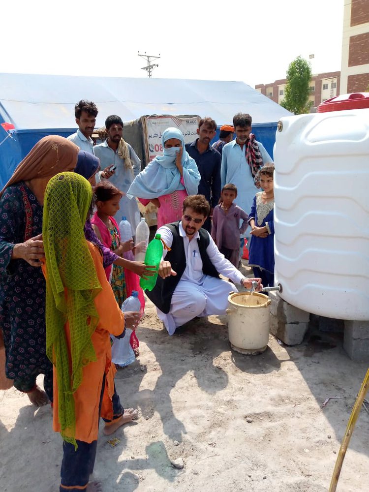 Equipos de agua y saneamiento de MSF suministran agua potable tras instalar los tanques en la colonia de trabajadores de Sukkur, Pakistán. 