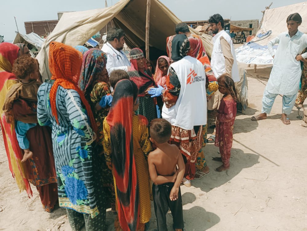 El equipo de MSF imparte una sesión de salud materno infantil en un campo de personas desplazadas en la administración/distrito de Dera Murad Jamali, Pakistán.